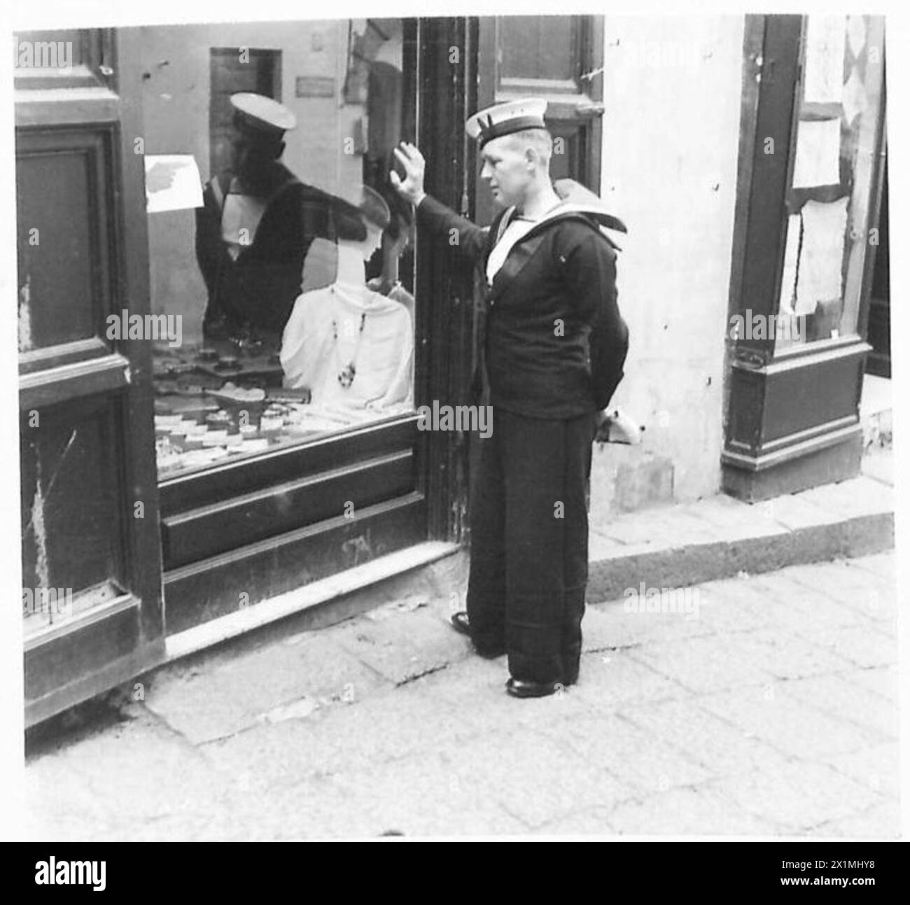 A/B.E. Smith dell'esercito britannico a Capri guarda in una vetrina mentre era in congedo, illustrando la vita quotidiana e le attività personali dei soldati durante la guerra. Foto Stock