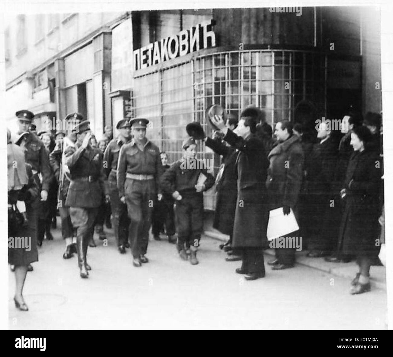 Il feldmaresciallo Alexander viene accolto da cittadini che si recano a Belgrado, in Jugoslavia, durante un impegno pubblico con le popolazioni locali, osservato dal personale dell'esercito britannico. Foto Stock