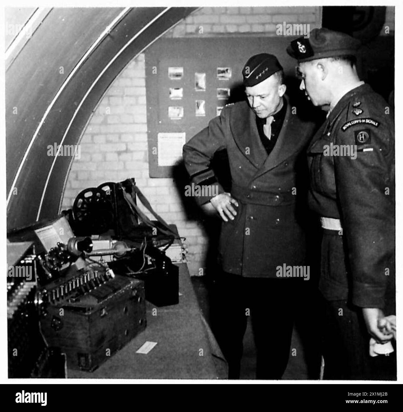 I comandanti alleati, compreso il generale Eisenhower, visitano le truppe britanniche e americane. Un ufficiale del Royal Corps of Signals dimostra equipaggiamento tedesco catturato nella 51st Division Signals campaign room, British Army. Foto Stock