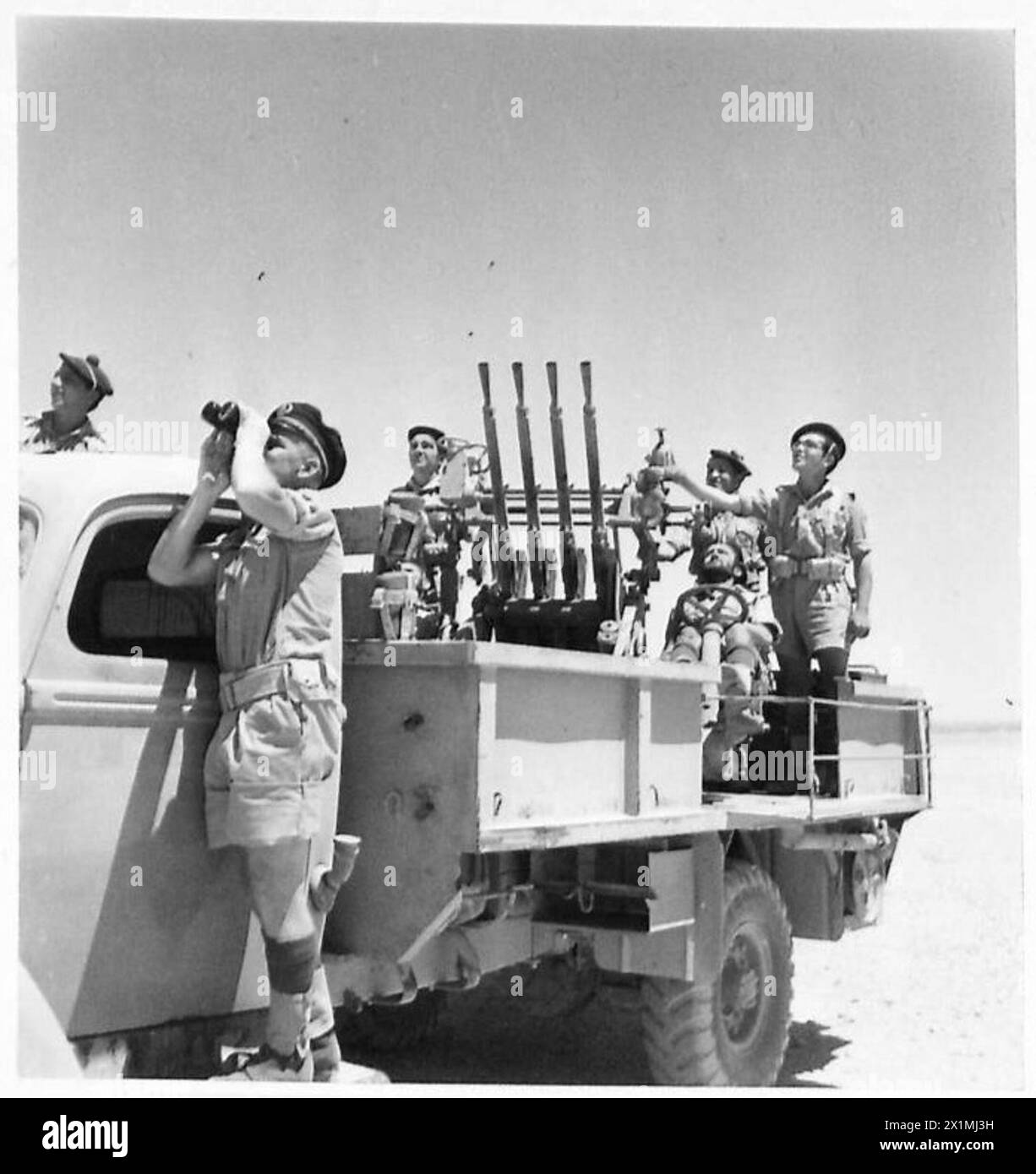 Sua altezza reale il Duca di Gloucester visita il deserto occidentale accompagnato da un camion antiaereo francese libero per protezione durante potenziali attacchi aerei, l'esercito britannico. Foto Stock