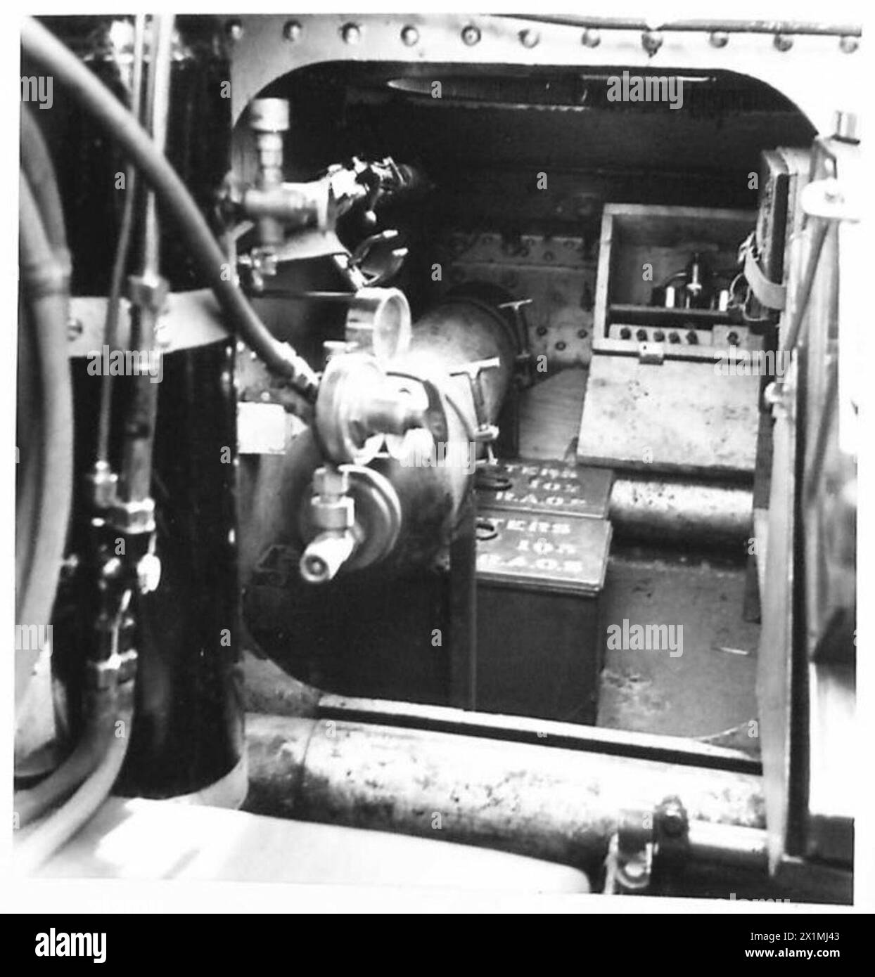 Vista interna della cabina di pilotaggio del carro armato Crusader, che mostra comandi, strumenti e disposizione dei posti a sedere per i membri dell'equipaggio, British Army. Foto Stock