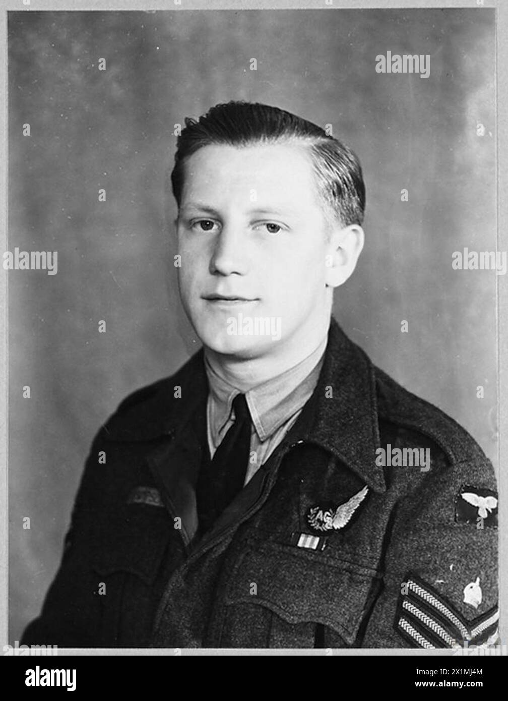 BALSALL AIR GUNNER WINS M.M. - la storia della freschezza e del coraggio di un cannoniere del gruppo R.A.F. 38 è stata rivelata recentemente dall'assegnazione della Military Medal al Flight Sergeant W.T. SIMPSON, la cui casa è a Byefield Cottage, Kenilworth, Balsall, vicino Coventry. All'età di 20 anni, era assistente di baker nella vita civile, il sergente di volo Simpson era il retrocannoniere di un aereo impegnato nelle operazioni ad Arnhem. Quando si avvicinò al suo obiettivo, l'aereo fu colpito da flak, scoppiò in fiamme e la forza atterrò. Tutti i membri dell'equipaggio, con l'eccezione dello ione dell'aimer della bomba e dell'ingegnere di volo, hanno preso clea Foto Stock