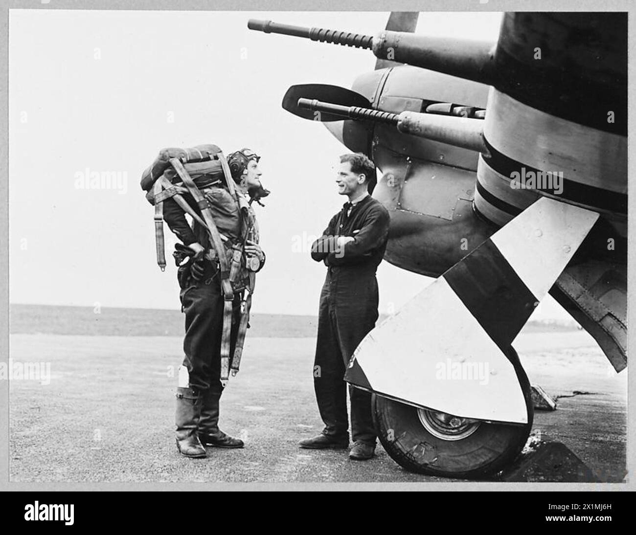 THE TYPHOON : WORLD'S FASTEST FIGHTER : IN SERVIZIO CON LA ROYAL AIR FORCE : 1943 - 9249 APRILE. "Tutto O.K.?" Chiede al pilota prima del decollo, Royal Air Force Foto Stock