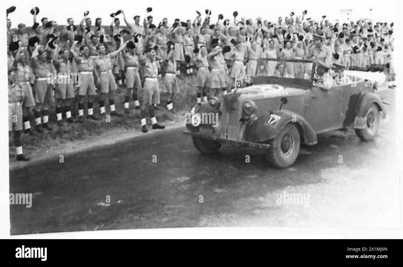 Sua Maestà il Re esamina e passa gli uomini tifosi della 1st Division durante la sua visita al 5th Corps, British Army. Foto Stock Sua Maestà il Re esamina e passa gli uomini tifosi della 1st Division durante la sua visita al 5th Corps, British Army. Foto Stock