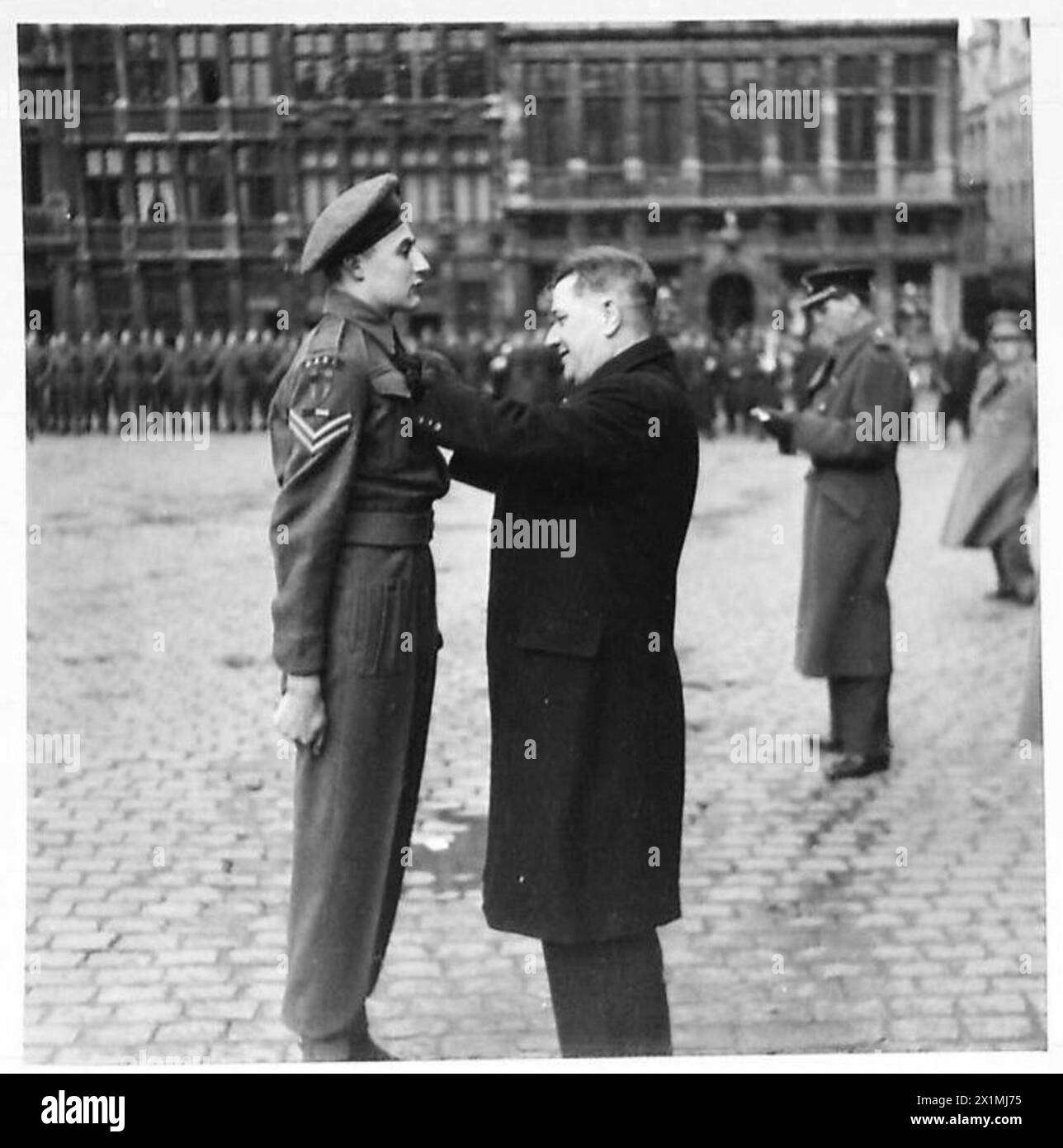 Il colonnello B. Smith della R.A.S.C., Tottenham, Londra, riceve il belga Decoration Militaire di seconda classe per il servizio con l'esercito britannico del Reno. Foto Stock