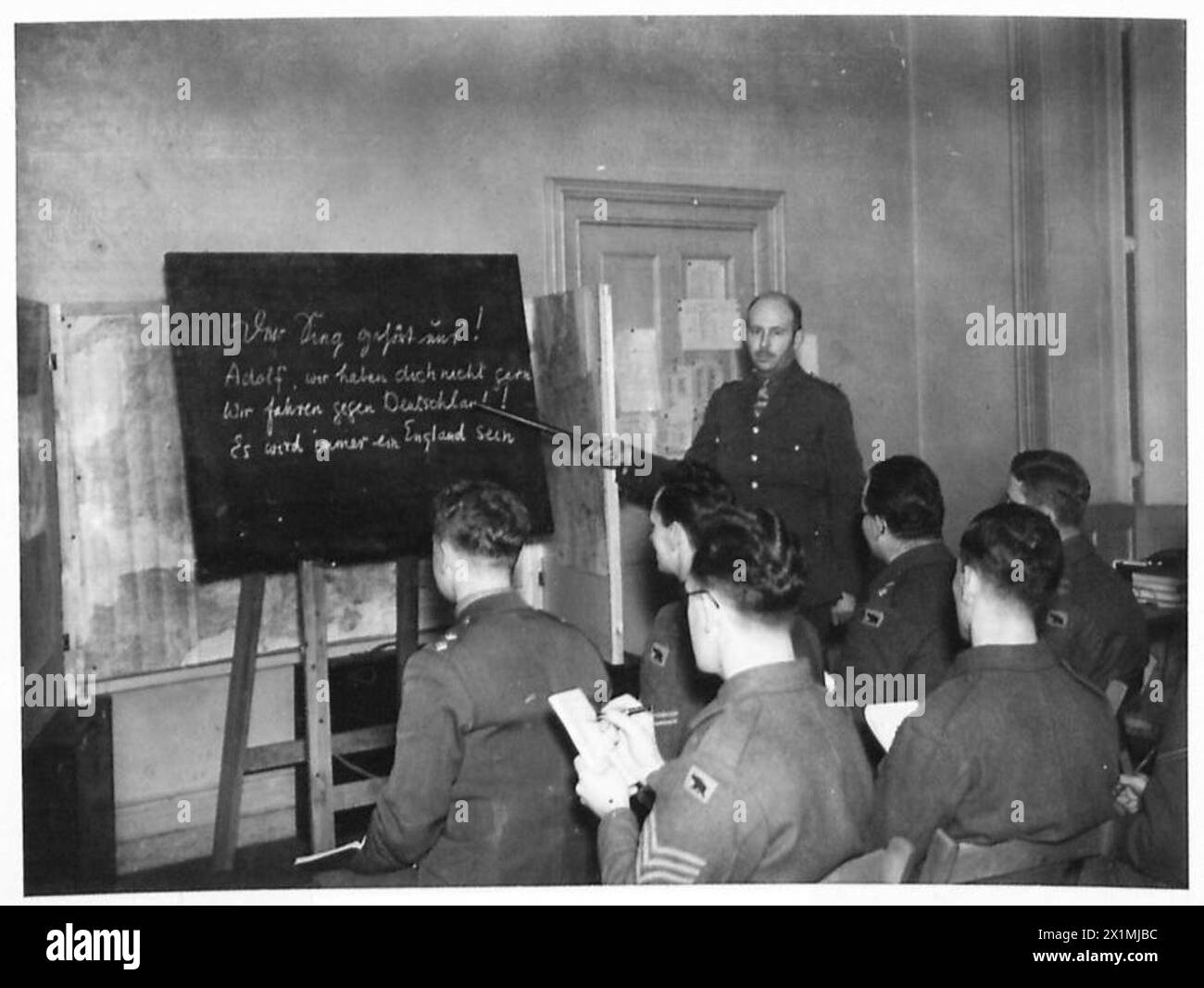 È in corso una lezione di tedesco per il personale dell'esercito britannico, con traduzioni di frasi visualizzate sul tabellone. Foto Stock