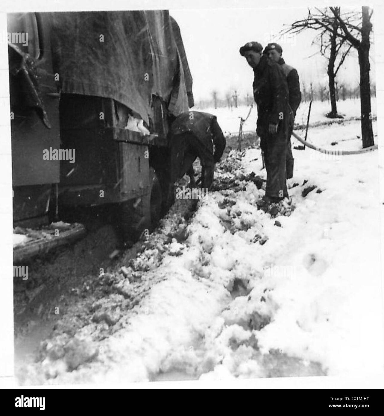 Un camion dell'Ottava Esercito divenne innevato sul fronte italiano, richiedendo ai soldati di scavare e liberare il veicolo per continuare le operazioni. Foto Stock