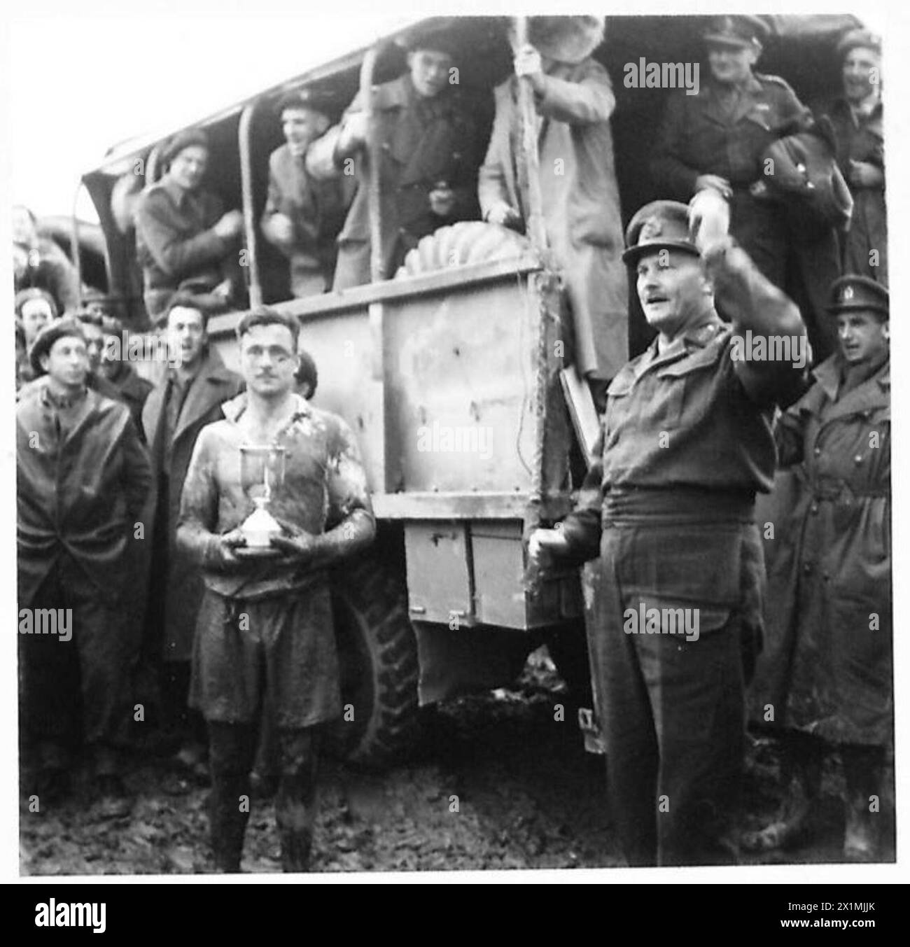 Il generale Friburgo dell'esercito britannico presenta una coppa alle finali di rugby neozelandese, partecipando alla cerimonia di premiazione e supervisionando i procedimenti. Foto Stock