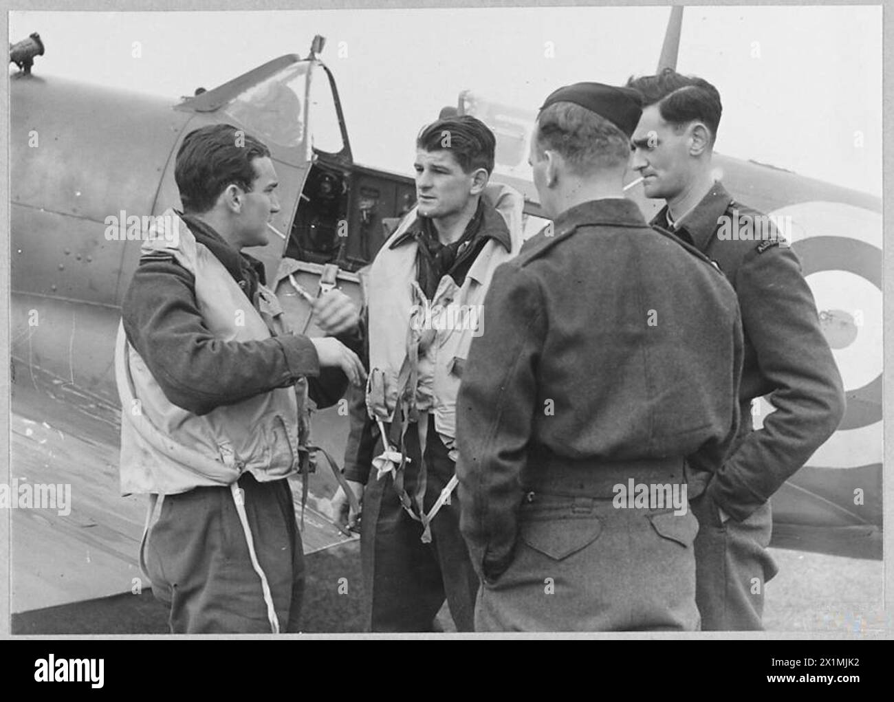 Il tenente di volo Finucane, un pilota irlandese della RAF, spiega le tattiche aeree ai colleghi piloti dopo aver segnato 24 vittorie. Foto Stock