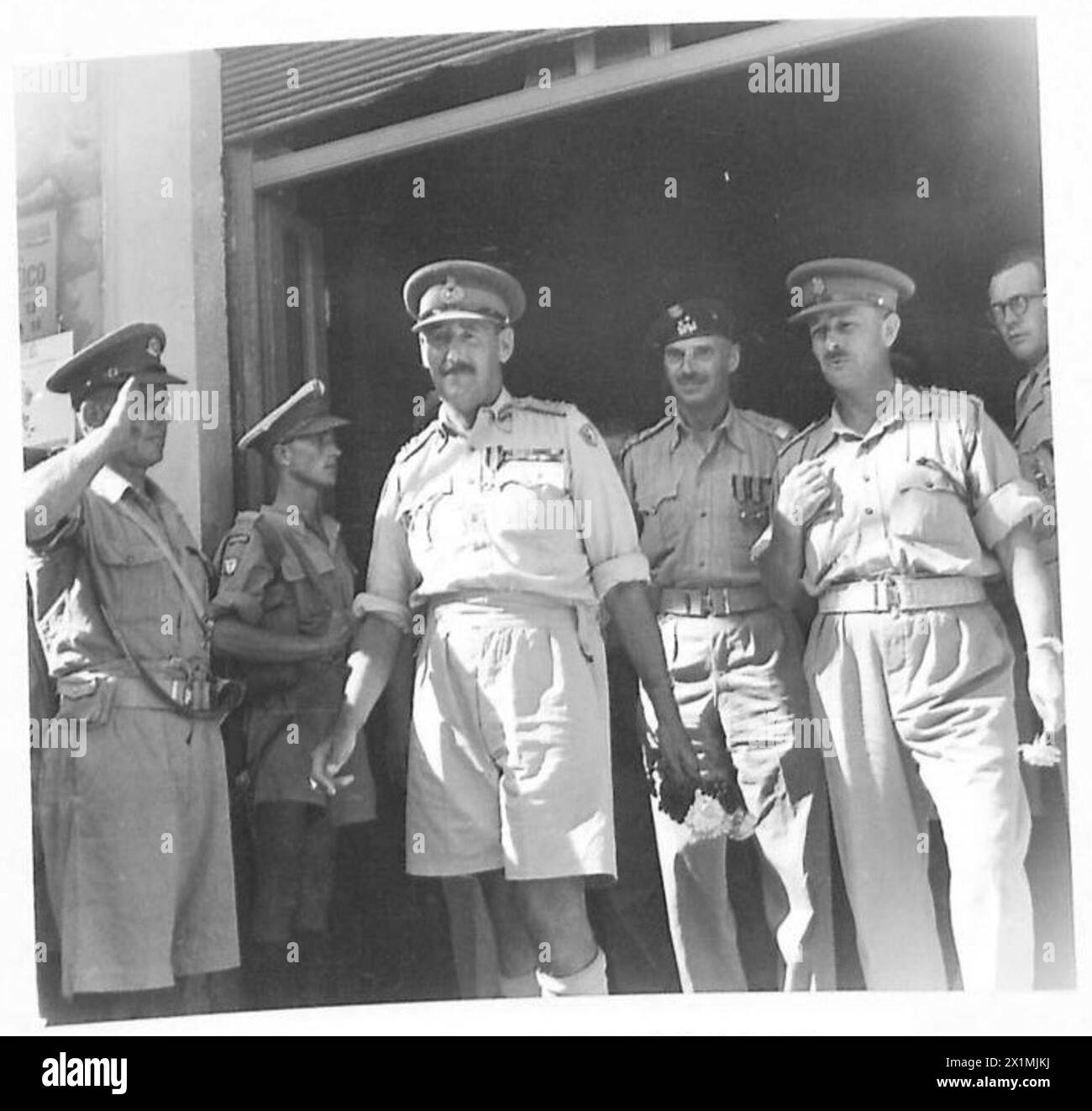 I generali Oliver Leese e Władysław Anders, comandante del corpo polacco, sono ritratti lasciando il teatro ad Ancona il 23 luglio 1944 dopo uno spettacolo militare, con decorazioni e uno spettacolo del Partito Concerto polacco. Foto Stock