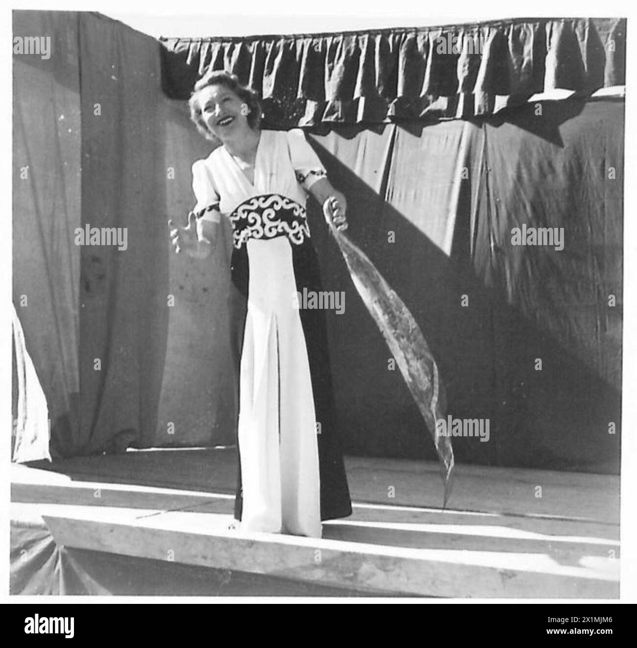 Doris Palmer si esibisce come star durante un concerto della E.N.S.A., in tour in Medio Oriente per il personale dell'esercito britannico. Foto Stock