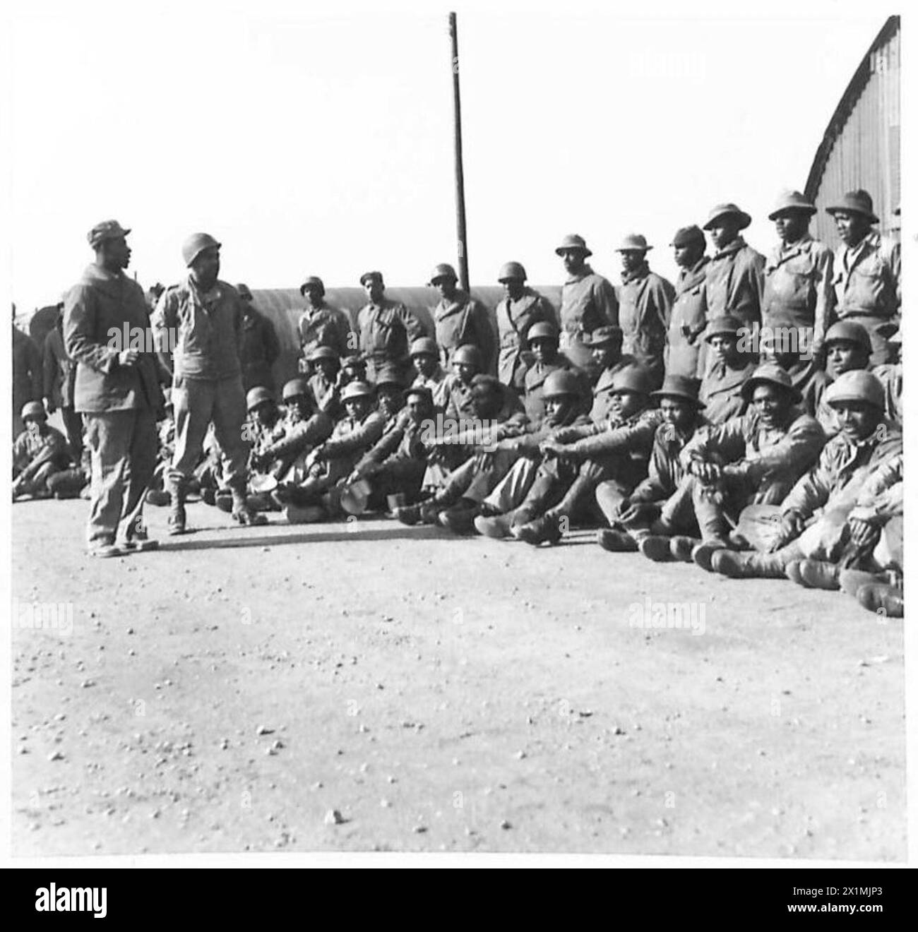 Un gruppo di soldati neri americani cantano in un deposito di rifornimenti generali per i negozi e le attrezzature americane, British Army. Foto Stock