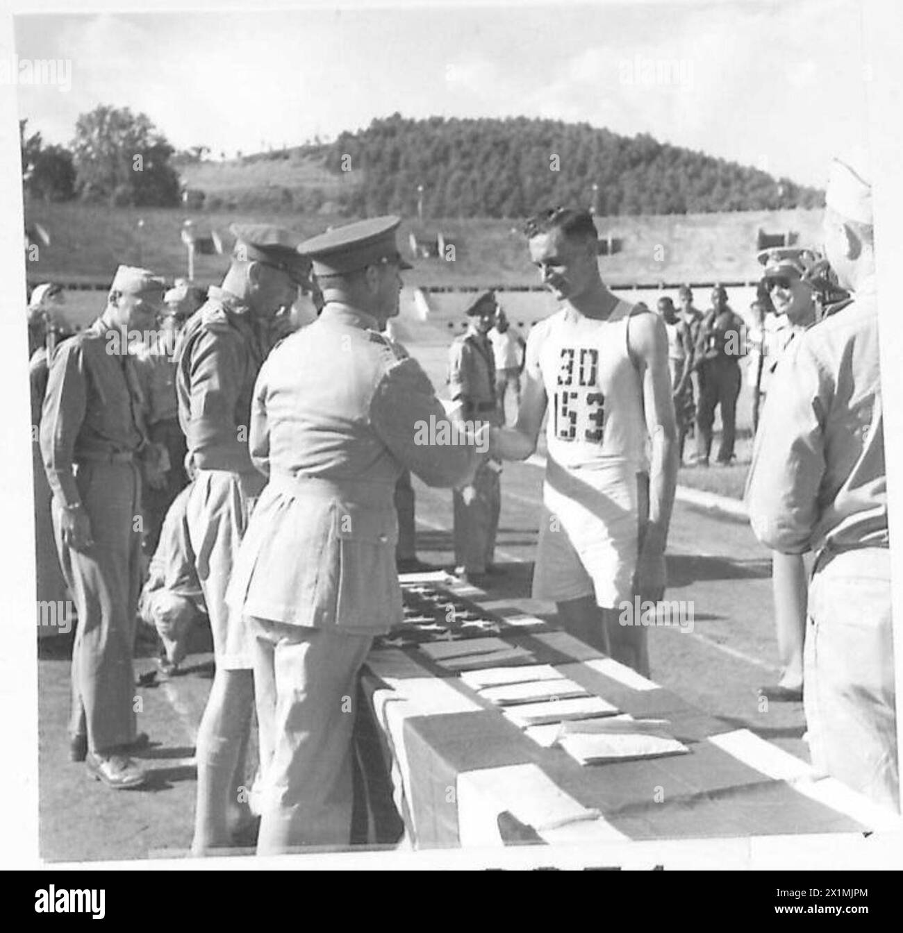 ROMA : INCONTRO SPORTIVO ALLEATO - LIEUT. Il generale E.L.M. Burns, l'ufficiale anziano, presente - presenta il premio al sergente Downey (britannico), vincitore dei 400 metri, British Army Foto Stock