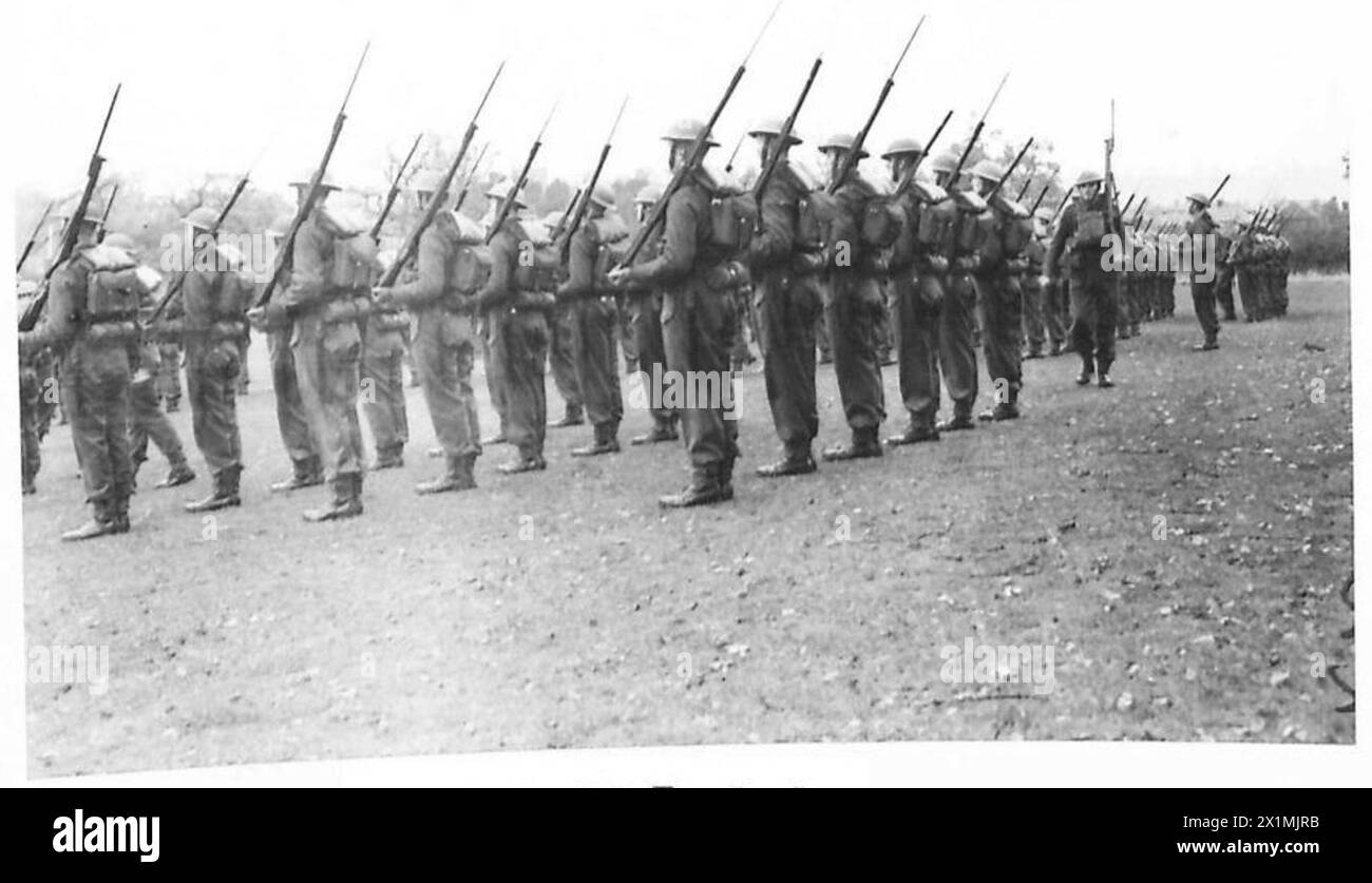 Un battaglione delle Coldstream Guards pareggia in ordine di combattimento indossando l'equipaggiamento da guerra completo sotto la supervisione dell'esercito britannico. Foto Stock