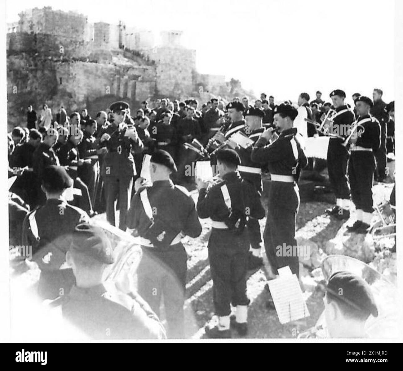 La Band of the 4th Hussars si esibisce durante un servizio su Arios Pagos, fornendo supporto musicale alla cerimonia. Questo evento faceva parte delle attività dell'esercito britannico in Grecia durante la seconda guerra mondiale, contribuendo al morale e all'impegno culturale delle truppe. Foto Stock