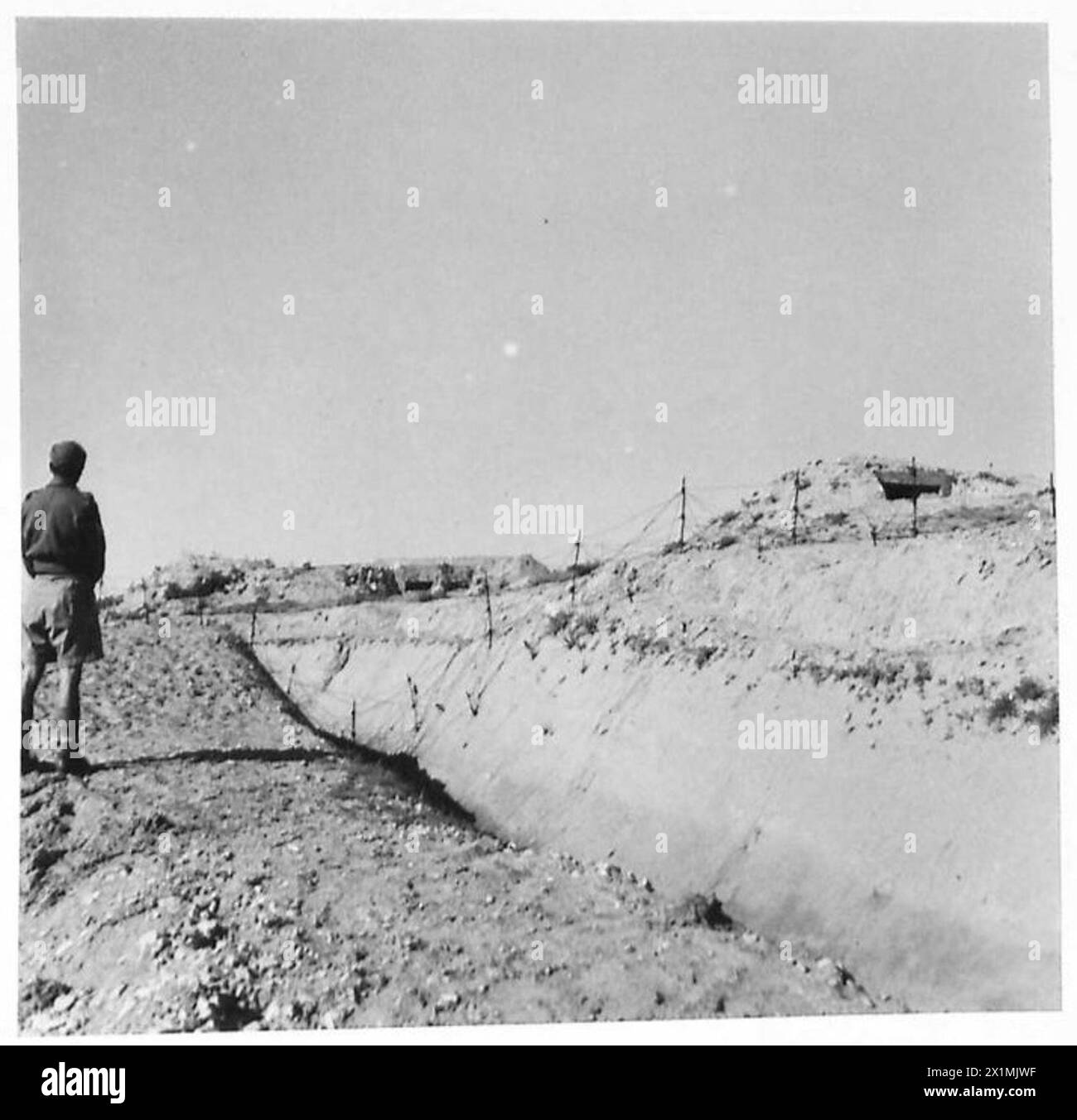 L'esercito britannico assicura una parte della linea Mareth lungo la strada principale dopo che le forze nemiche la abbandonarono durante la notte. Foto Stock