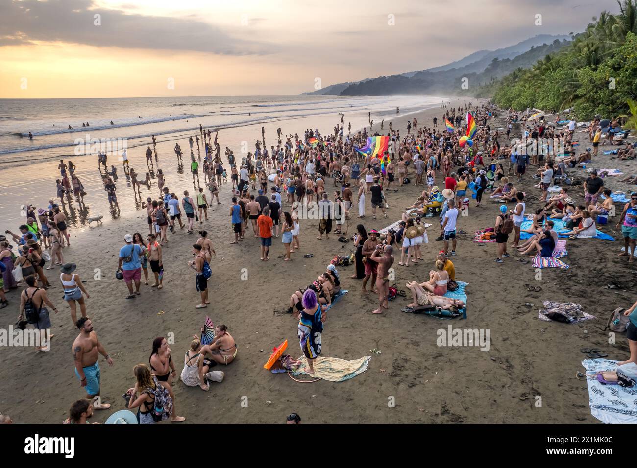 Vista aerea dell'Envision Festival sulla spiaggia della Costa Rica, bandiera LGTB, ginnastica Foto Stock