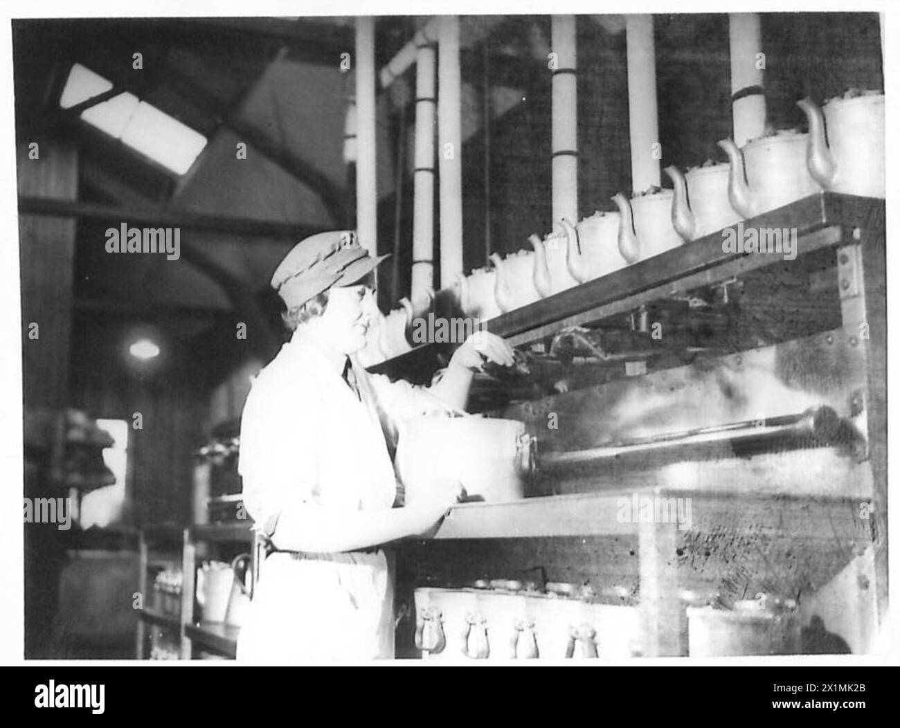 Un membro dell'ATS prepara tè e razioni per i soldati durante le operazioni di pasto dell'esercito britannico. Foto Stock