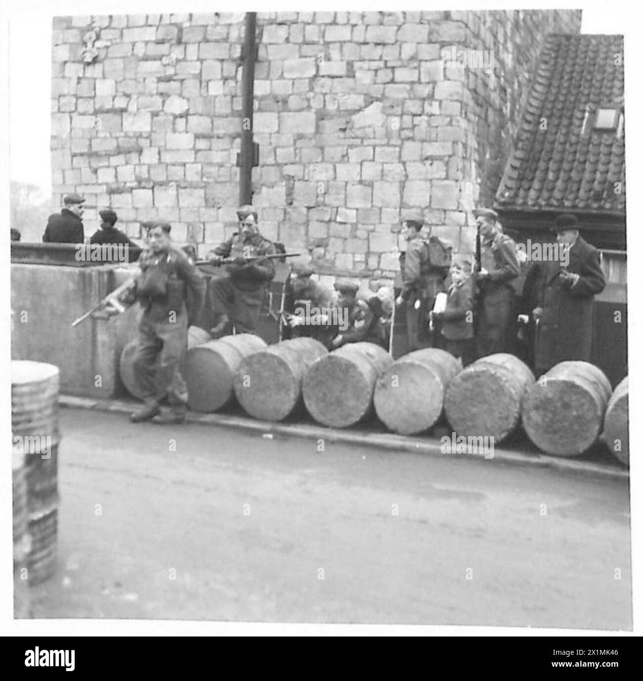 ESERCITAZIONE DI INVASIONE "EBOR" - invadendo la fanteria, avendo preso il ponte Lendal, si spostano verso una "stazione degli autobus", British Army Foto Stock