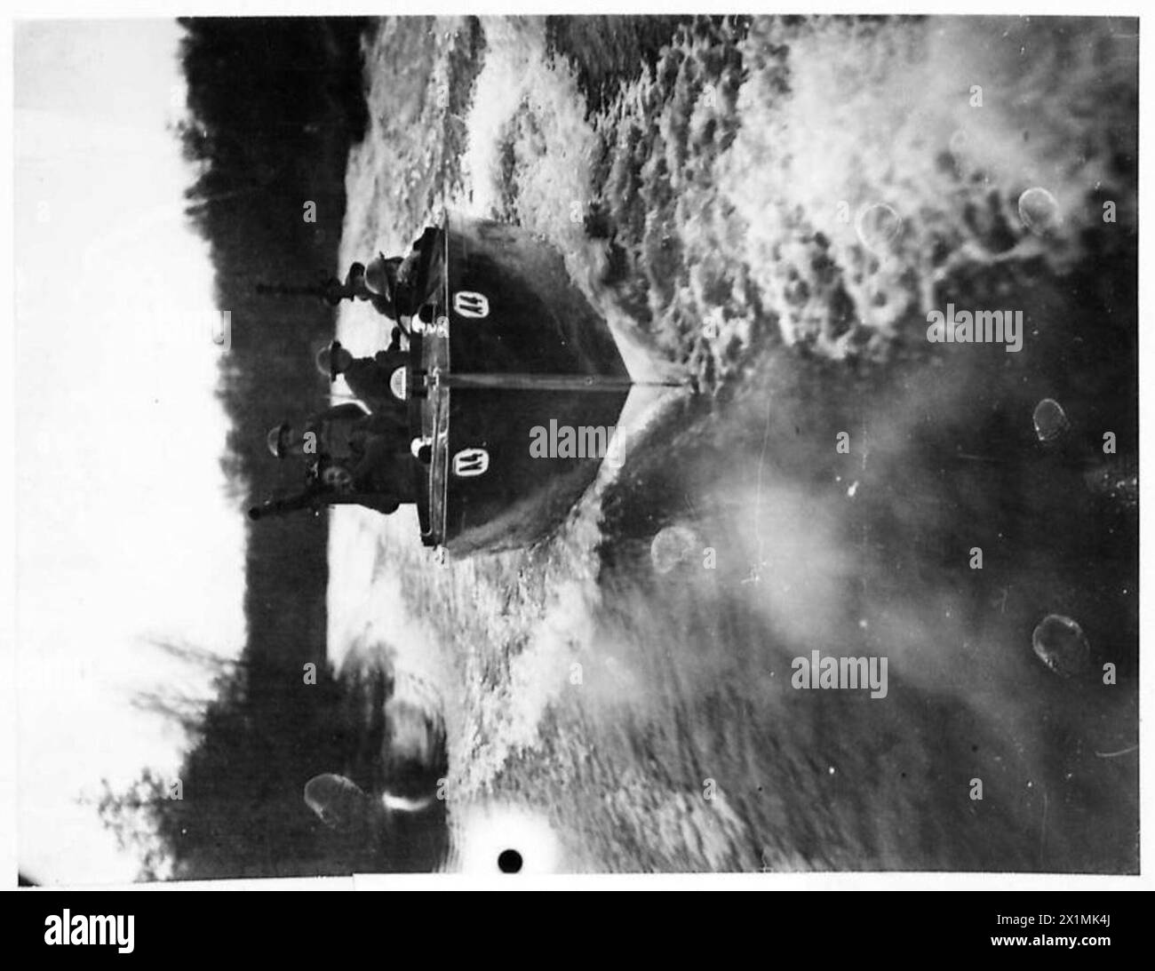 Il personale dell'esercito britannico conduce una pattuglia fluviale sulle vie navigabili interne della Gran Bretagna, operando a piena velocità per monitorare e proteggere le rotte strategiche. Foto Stock