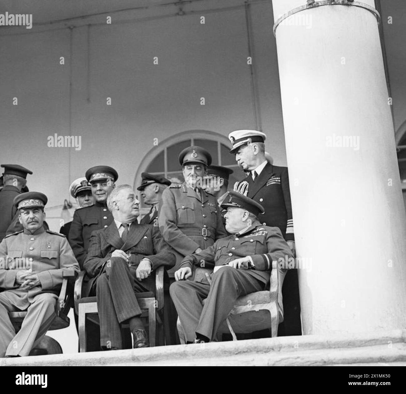 Winston Churchill, Franklin Roosevelt e Joseph Stalin si incontrano con i capi di stato maggiore alleati al di fuori della legazione sovietica a Teheran, novembre 1943, con il maresciallo Voroshilov, il generale Alan Brooke, l'ammiraglio William Leahy, e il maresciallo Charles Portal presente. Foto Stock