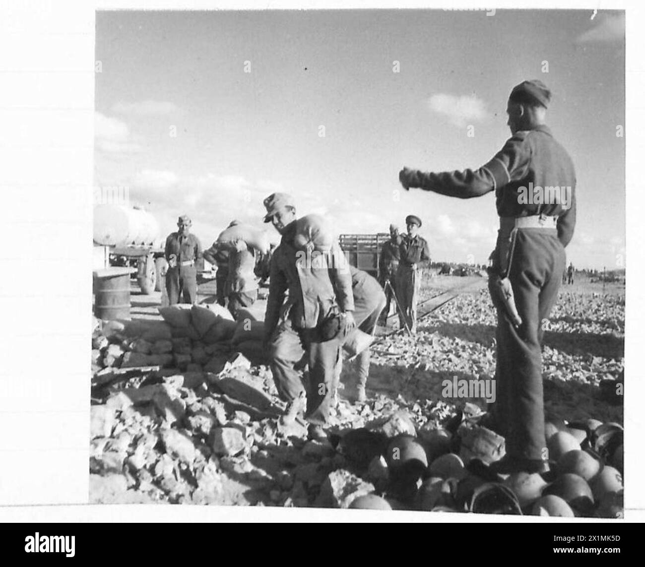 L'ESERCITO POLACCO NELL'ASSEDIO DI TOBRUK, 1941 - prigionieri di guerra tedeschi scavando trincee mentre erano sorvegliati dalla polizia militare della Brigata dei fucilieri dei Carpazi indipendenti polacchi a Tobruk, dall'esercito britannico, dall'esercito polacco, dalle forze armate polacche in Occidente, dalla Brigata dei fucilieri dei Carpazi indipendenti, dai topi di Tobruk Foto Stock