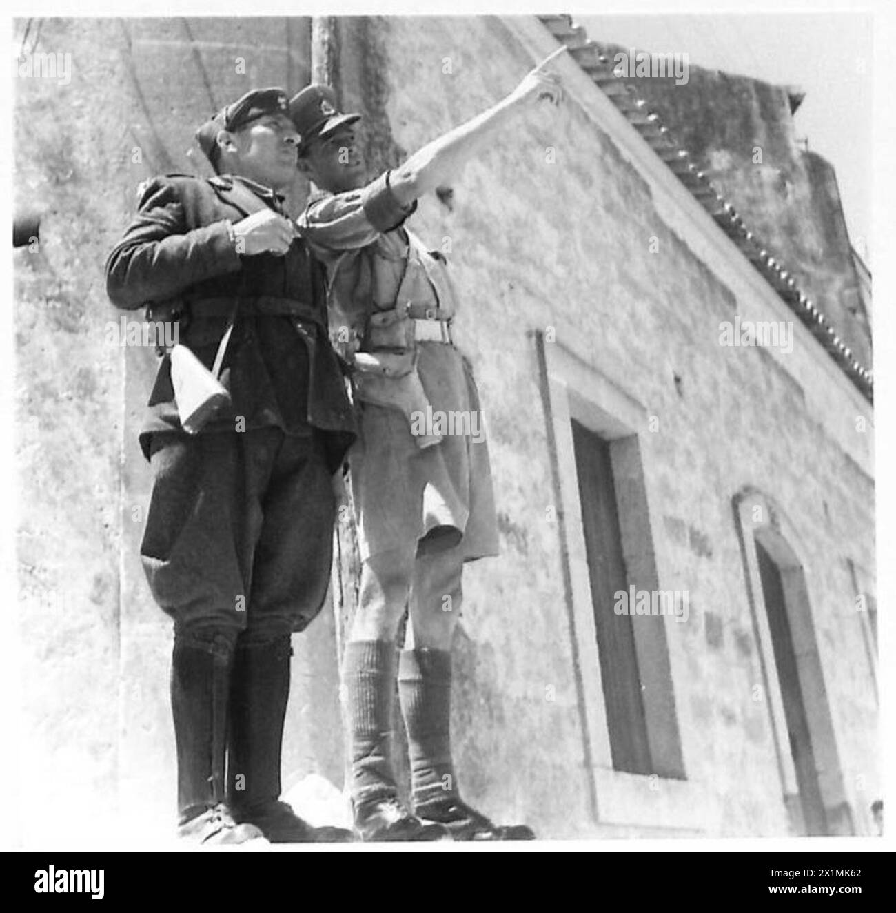 La polizia militare pattuglia le strade di Lentini con i Carabinieri durante il coprifuoco per garantire che i civili rispettino le normative, British Army. Foto Stock