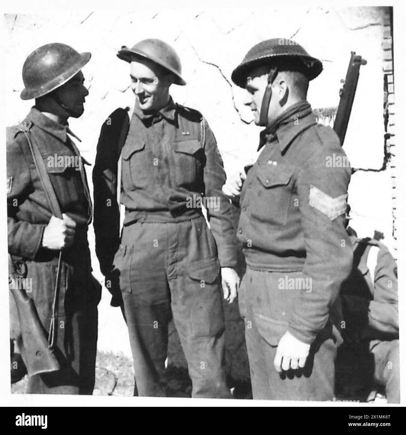 QUINTO ESERCITO: ANZIO TESTA DI PONTE.TRUPPE SUDAFRICANE COLORATE AD ANZIO - tre dei SOTTUFFICIALI bianchi della compagnia. Da sinistra a destra:- Sgt.G.Godwin of 37 Crowden Road, New Moston, Manchester, Sgt. E.W. Wells of Burgess House, Iden, vicino a Rye, Sussex. Sgt. P. Cummins, del 418 Gattymore Road, Crumlin, Dublino, Eire, British Army Foto Stock