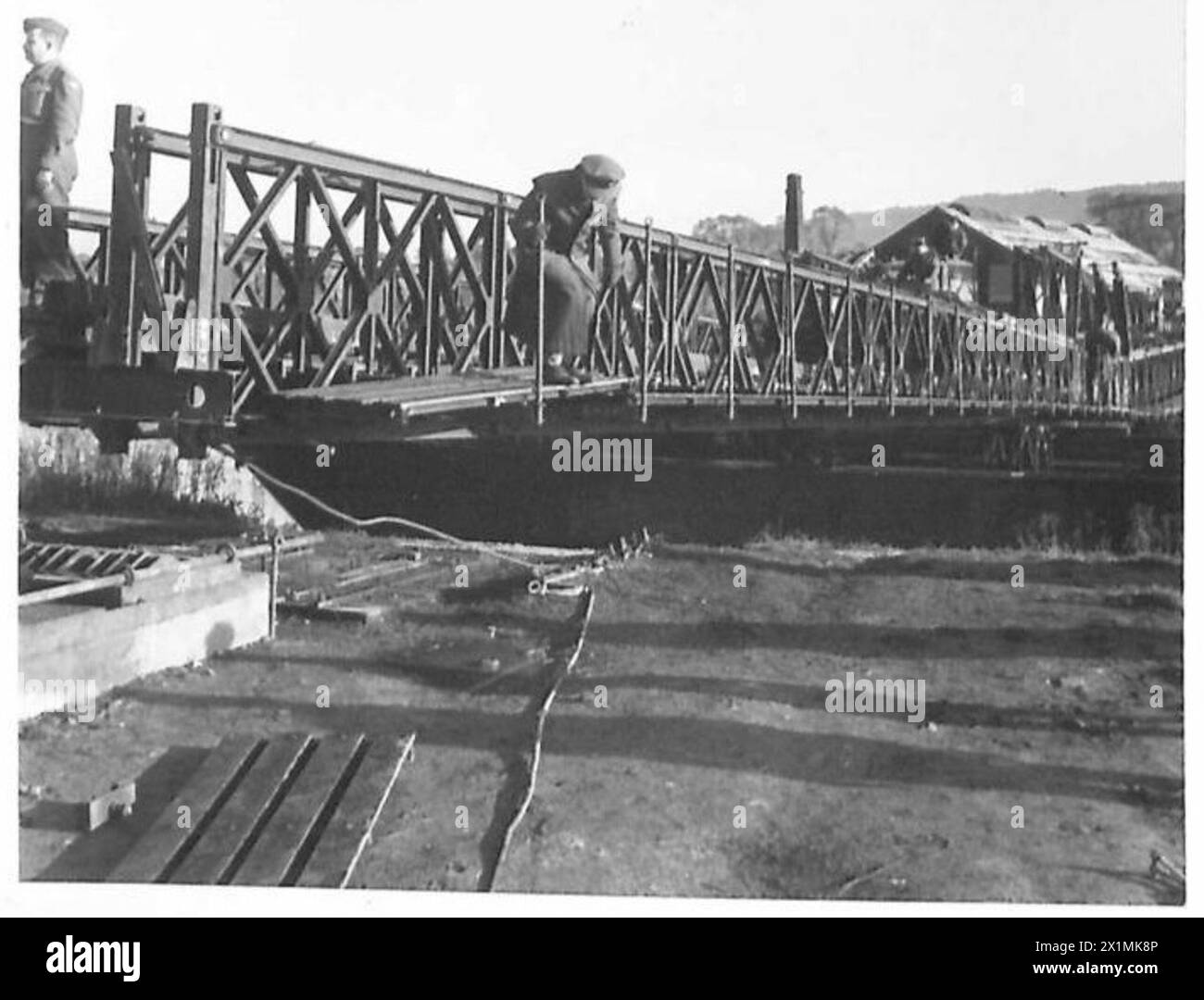 Viene mostrata una sezione di un ponte Bailey, un ponte portatile prefabbricato utilizzato dall'esercito britannico, che illustra l'ingegneria militare e le capacità di dispiegamento rapido. Foto Stock