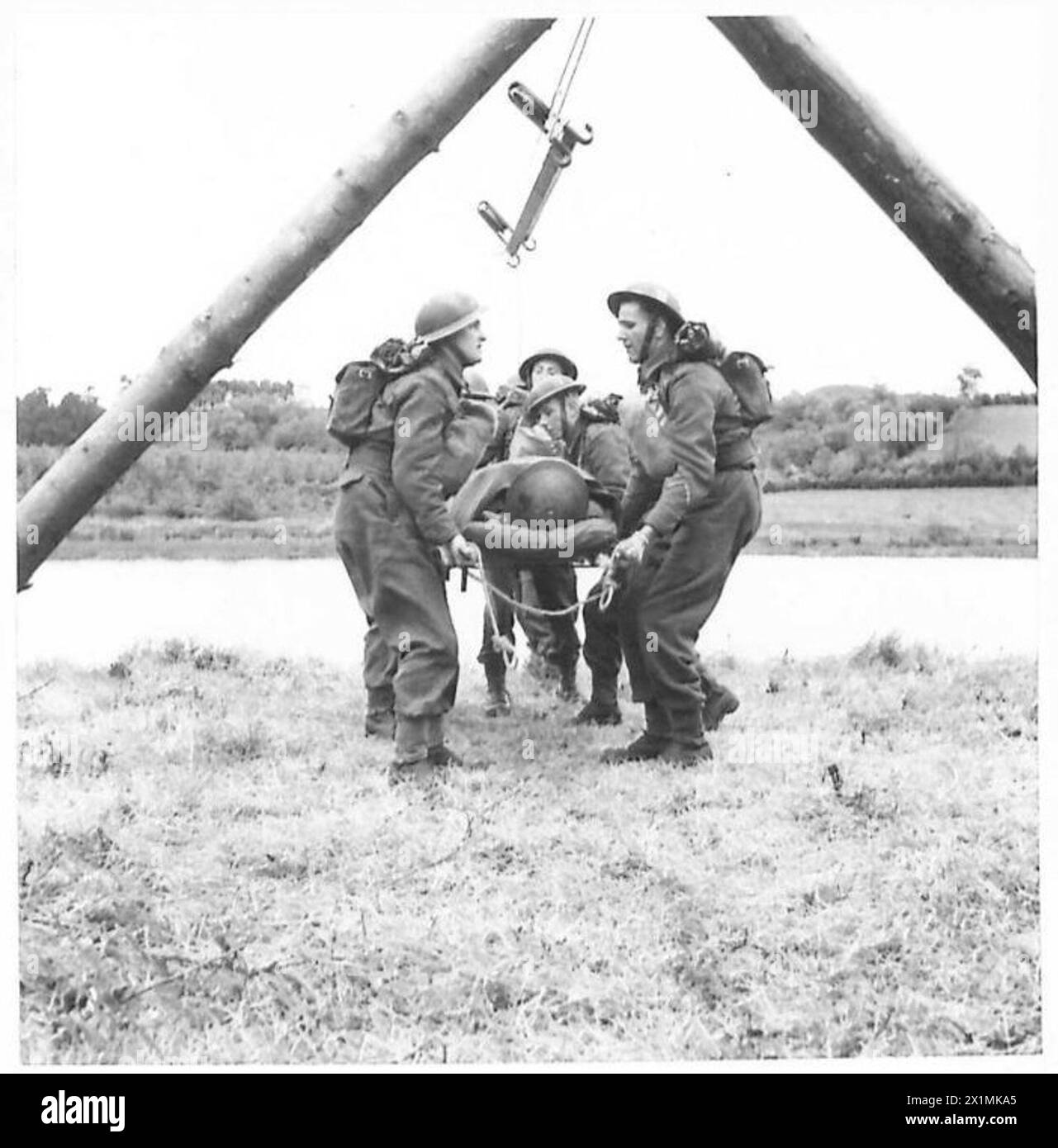 Il gruppo barella dell'esercito britannico dimostra un metodo per trasportare le vittime attraverso un fiume utilizzando un sistema di carrucole. Foto Stock