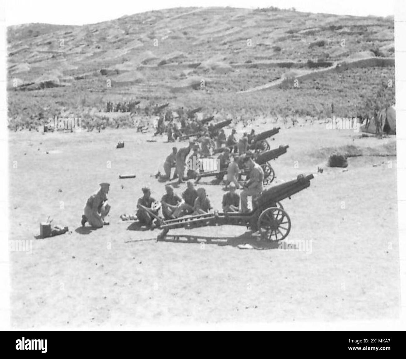 I mitraglieri britannici addestrano i partigiani nell'operazione di cannoni da 75 mm, British Army. Foto Stock