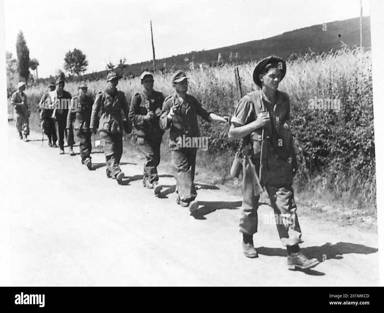 L'ESERCITO BRITANNICO IN NORD AFRICA, SICILIA, ITALIA, BALCANI E AUSTRIA 1942-1946 - i primi prigionieri tedeschi catturati nell'attacco ad Arezzo vengono portati in patria dai neozelandesi, l'esercito britannico Foto Stock