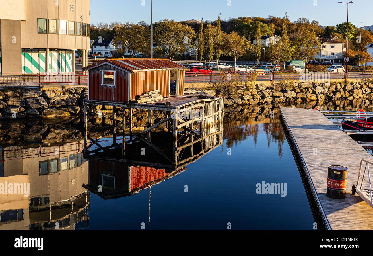 Im Yachthafen von Bronnnoysund an der norwegischen Küste steht ein typisches norwegisches Holzhaus auf Pfählen. (Bronnoysund, Norwegen, 19.10.2023) Foto Stock