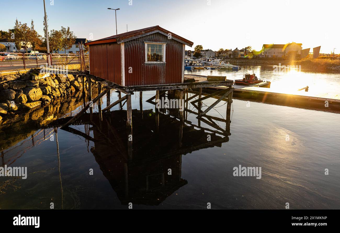 Im Yachthafen von Bronnnoysund an der norwegischen Küste steht ein typisches norwegisches Holzhaus auf Pfählen. (Bronnoysund, Norwegen, 19.10.2023) Foto Stock