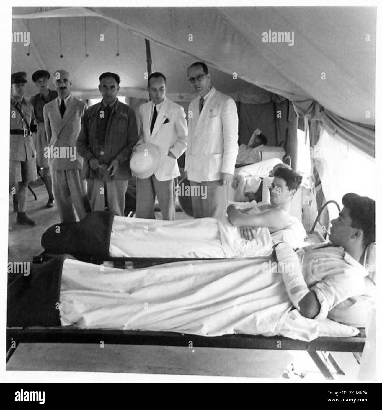 I rappresentanti della Croce Rossa internazionale visitano un reparto in un campo di prigionia e in un ospedale in Medio Oriente, osservando le condizioni e le cure fornite ai prigionieri, l'esercito britannico. Foto Stock