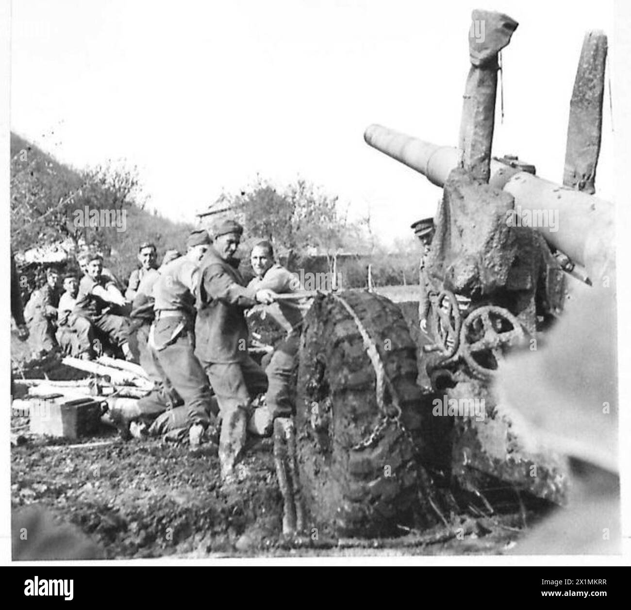 Una pistola da campo media 5,5 con 99 batterie medie, 74 reggimento medio, viene trainata e posizionata su terreni difficili sul Monte Roccamonfina, Italia, dal personale dell'esercito britannico. Foto Stock