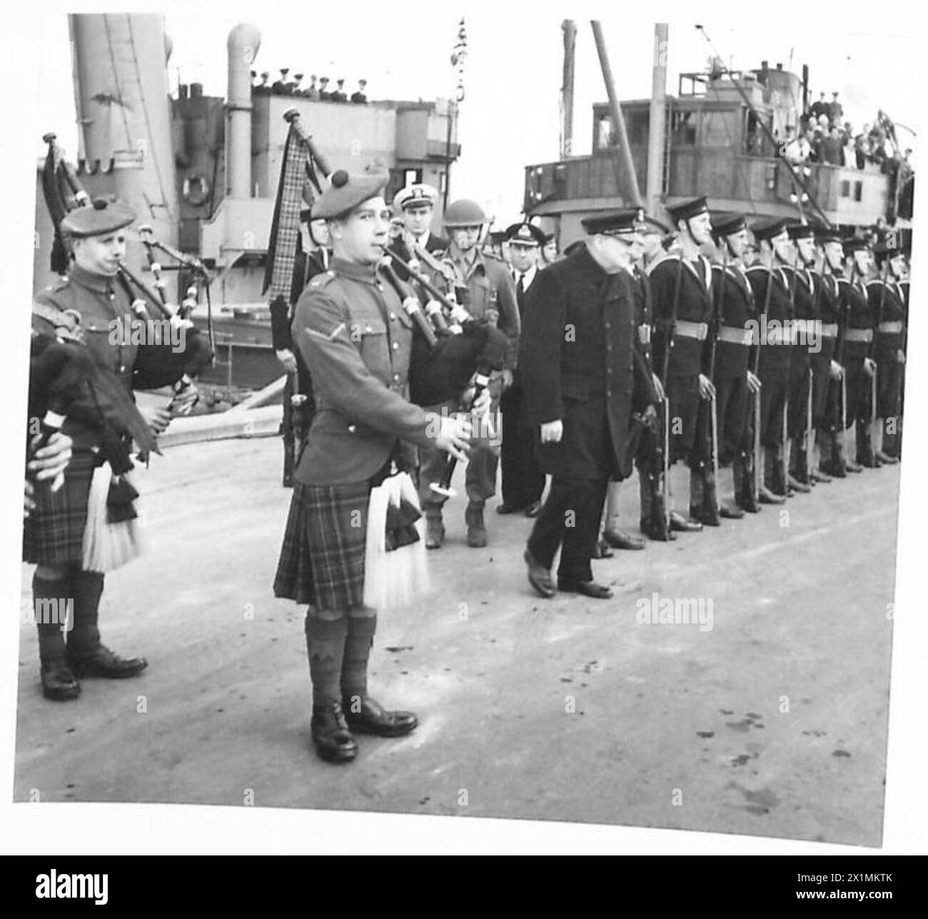 Il primo Ministro ispeziona una Guardia d'Onore sulla banchina di Reykjavik, Islanda, esercito britannico. Foto Stock