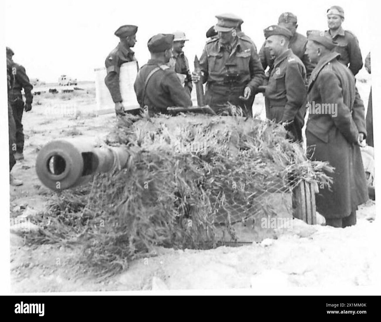 L'ESERCITO POLACCO NELLA CAMPAGNA DEL DESERTO occidentale, 1940-1942 - il generale Brink, accompagnato dal generale Stanisław Kopański, il comandante della Brigata dei Carpazi, ispezionò un proiettile di un cannone anticarro tedesco Pak 38 catturato, ora utilizzato dalle truppe polacche. La pistola, coperta da una rete mimetica, può essere vista in primo piano. Il maggiore generale George Edwin Brink, il CO della i Divisione sudafricana, che comprendeva truppe della Brigata dei Carpazi indipendenti polacchi e della Francia libera, visitò le sue unità nell'area di avanzamento, l'esercito polacco, le forze armate polacche in Occidente, Independent Foto Stock