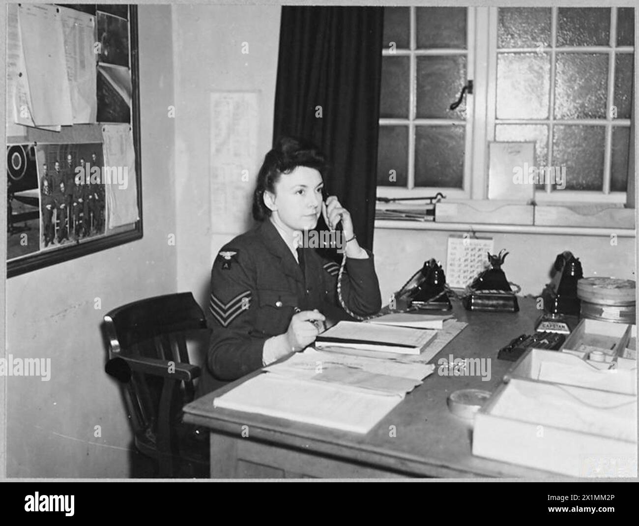 I tecnici della W.A.A.F. lavorano con la RAF Film Production Unit nel 1943, elaborando pellicole da fronti francesi, italiani e tedeschi, documentando le operazioni e l'addestramento aereo degli Alleati. Foto Stock