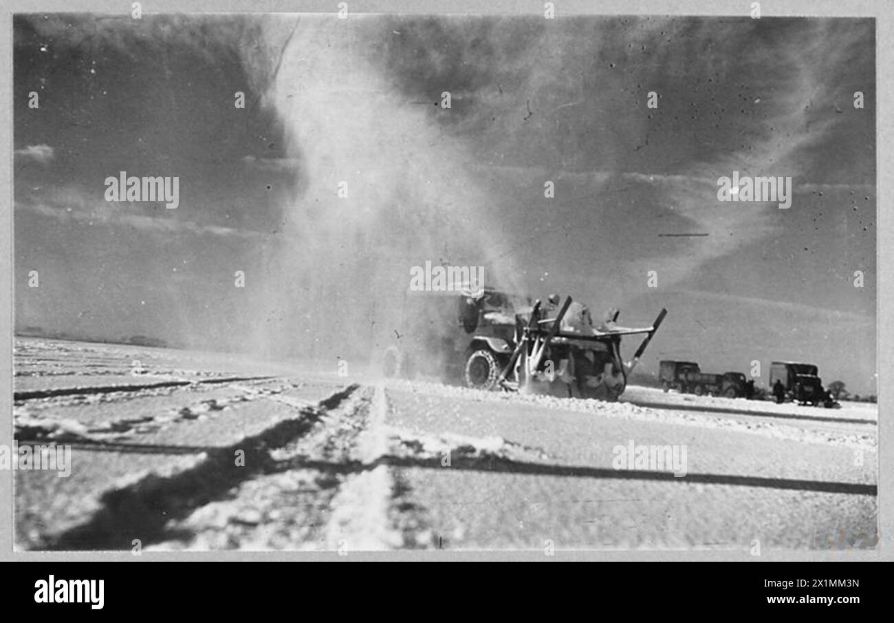 Un aratro innevato sgombra le piste su un campo d'aviazione del Bomber Command della RAF nel 1945, dopo una forte nevicata, per garantire che gli aerei possano operare in sicurezza. Foto Stock Un aratro innevato sgombra le piste su un campo d'aviazione del Bomber Command della RAF nel 1945, dopo una forte nevicata, per garantire che gli aerei possano operare in sicurezza. Foto Stock