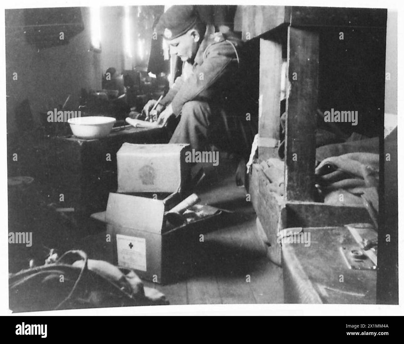 P.O.W. LIFE IN GERMANIA - Un ufficiale britannico di carri armati trova un posto tranquillo ma molto stretto per scrivere una lettera a casa da Moosburg. Novembre 1943, British Army, 21st Army Group Foto Stock