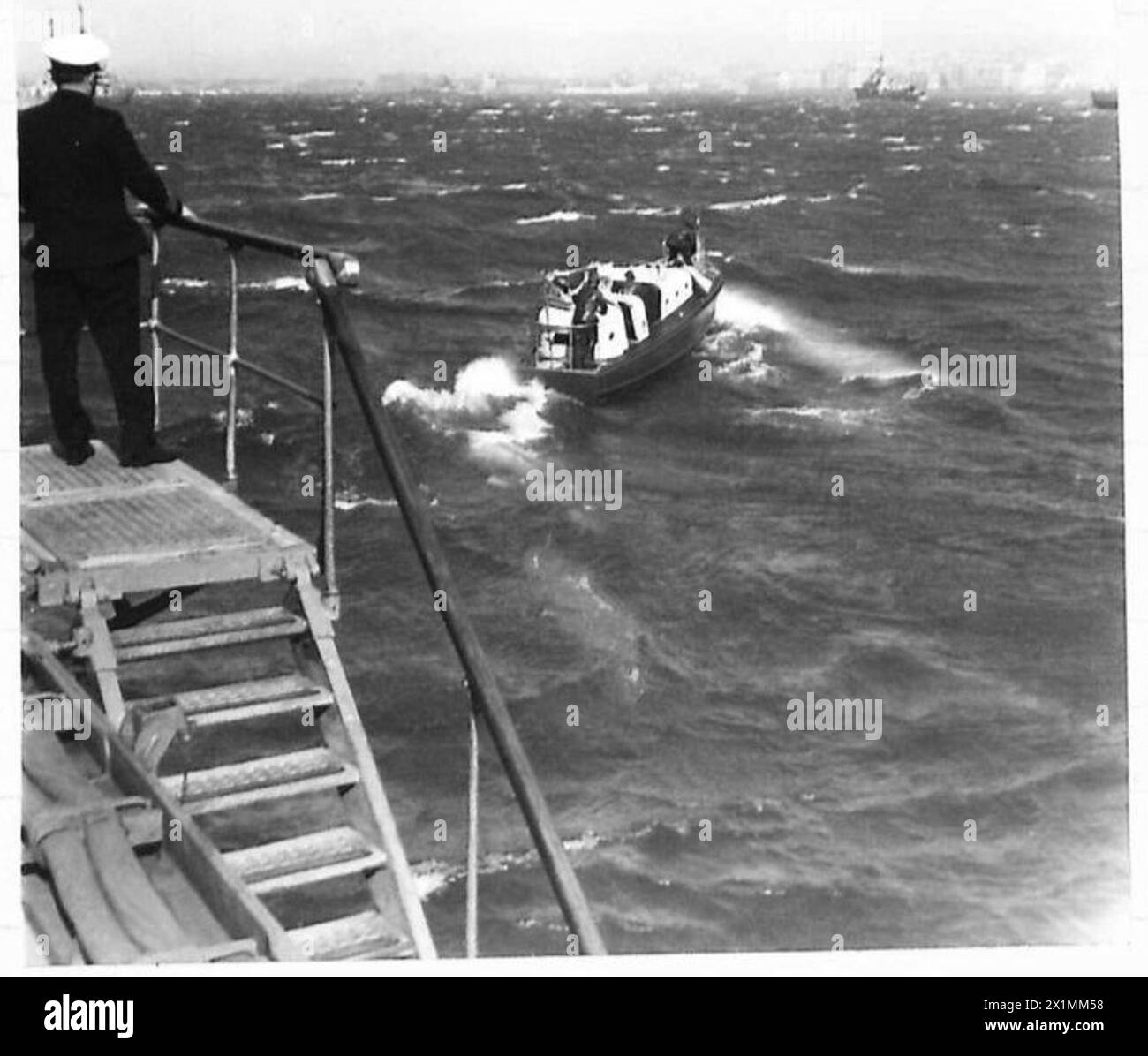Il reggente greco visita Salonicco, arrivando con il varo dell'ammiraglio navigando in mari difficili, il personale dell'esercito britannico è presente sulla riva. Foto Stock
