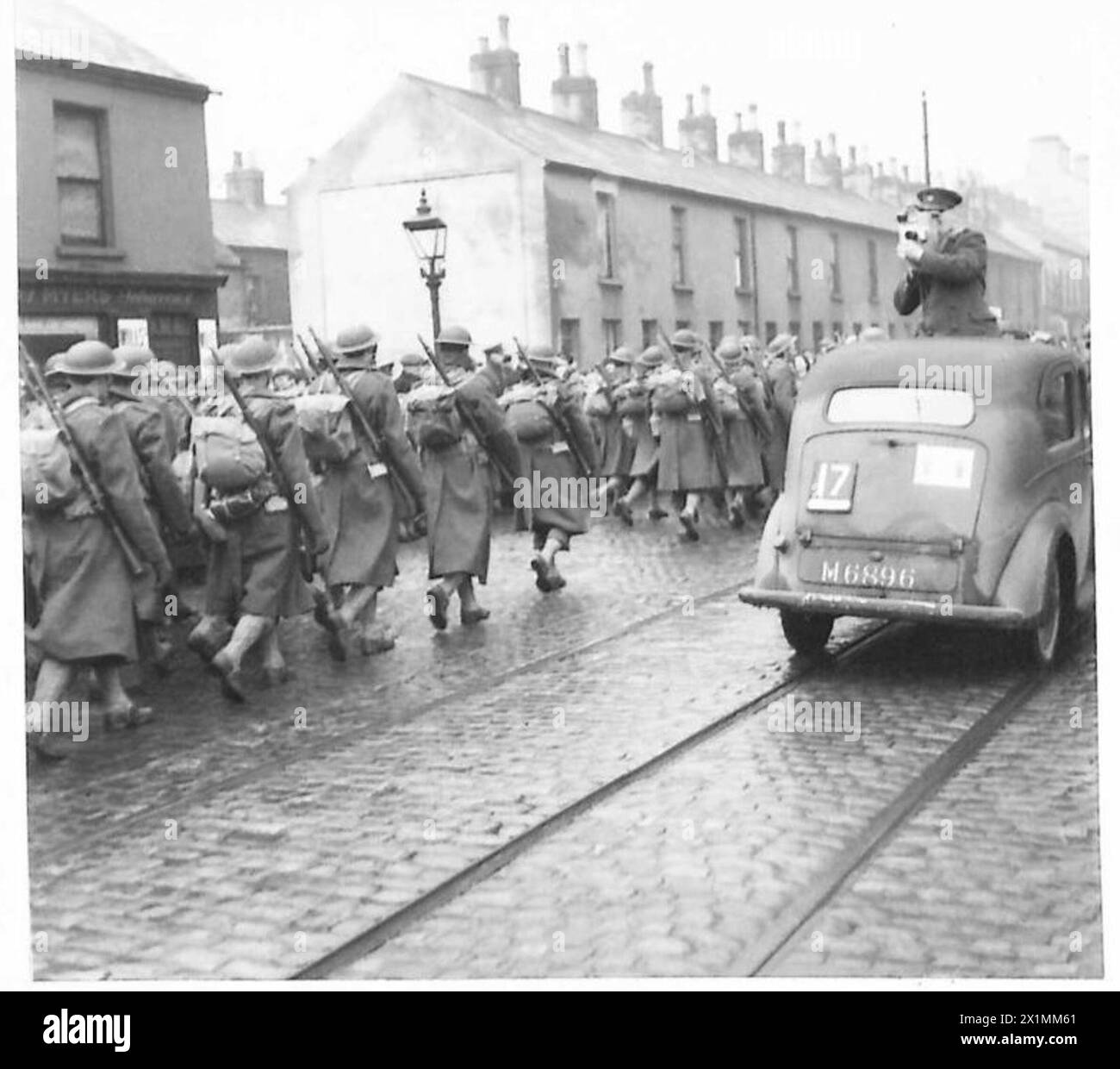 Le truppe degli Stati Uniti marciano per le strade dell'Ulster all'arrivo, filmate da unità dell'esercito britannico. Foto Stock
