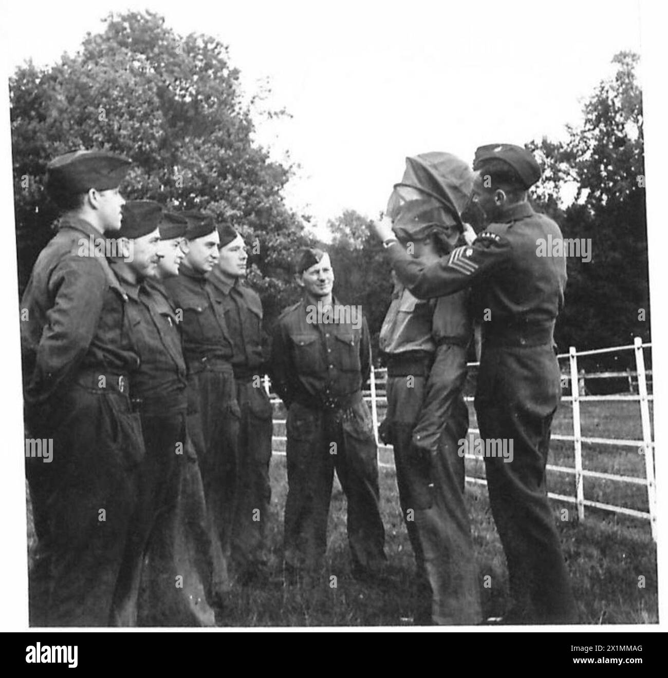 Il personale dell'esercito britannico utilizza attrezzature anti-malaria, tra cui veli protettivi e guanti, per compiti speciali in aree a rischio di malattie trasmesse dalle zanzare. Foto Stock