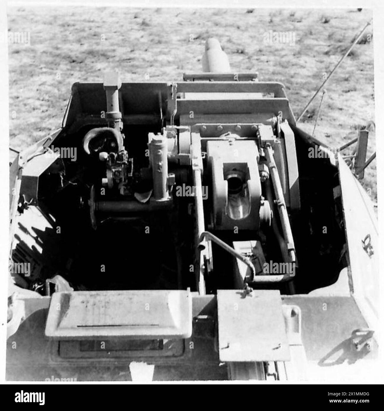 Le forze neozelandesi catturano un'auto corazzata tedesca a 8 ruote equipaggiata con un cannone da 75 mm, British Army. Foto Stock