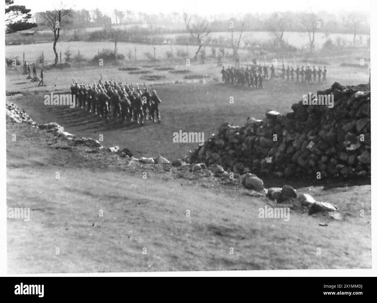 Piazza No.2 a Carrickfergus, caserma di detenzione militare, costruita da soldati che scontano condanne sul sito di un frutteto e giardino abbandonati, mostrando parte del percorso d'assalto. Foto Stock