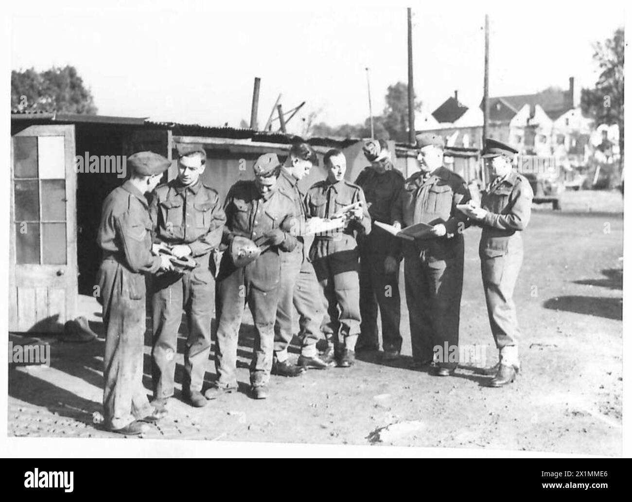 DEPOSITO DI SALVATAGGIO, TONGHAM, NR.ALDERSHOT - lo staff di un deposito di salvataggio nel comando S.E., British Army Foto Stock