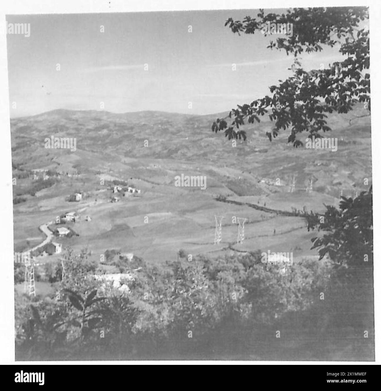 QUINTO ESERCITO : VARIE - (UNISCITI) la vista a nord dalle pendici del monte Gatta sopra il piccolo paese di Castiglione dei Pepoli visto in fondo nel 19200/201. Questa città si trova a circa un terzo della strada che attraversa gli Appennini e il crinale più alto lungo questa particolare autostrada si trova circa un chilometro e mezzo dietro. Ci sono, tuttavia, molte altre creste tra qui e Bologna, ognuna fortemente difesa dalla Divisione S.S. in questo settore, British Army Foto Stock