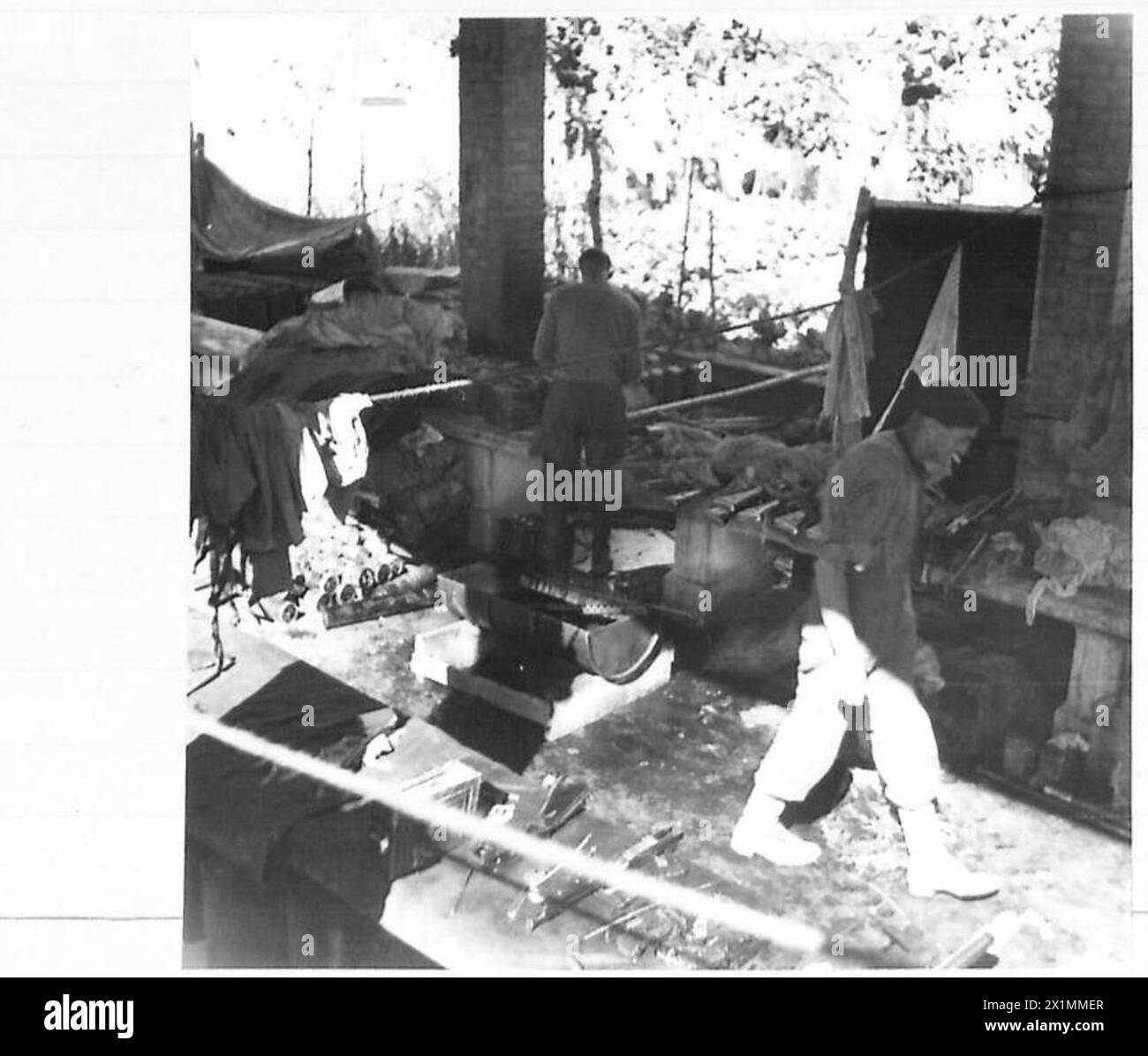 L'interno delle officine di tiro del 39 Light Aid Detachment, annesse al 19th New Zealand Armoured Regiment, è gestito da personale dell'esercito britannico. Foto Stock