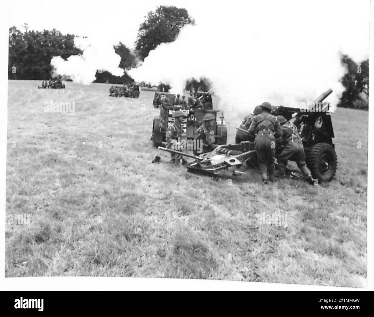 Durante la visita del re e della regina al Southern Command, una batteria di artiglieria da 25 Pounder dell'esercito britannico viene dimostrata in azione. Foto Stock